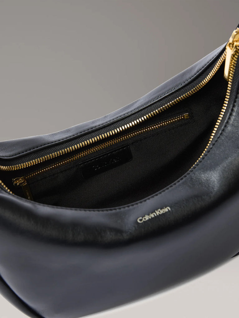 Calvin Klein crna ženska torba sa diskretnim logom brenda-[SKU]