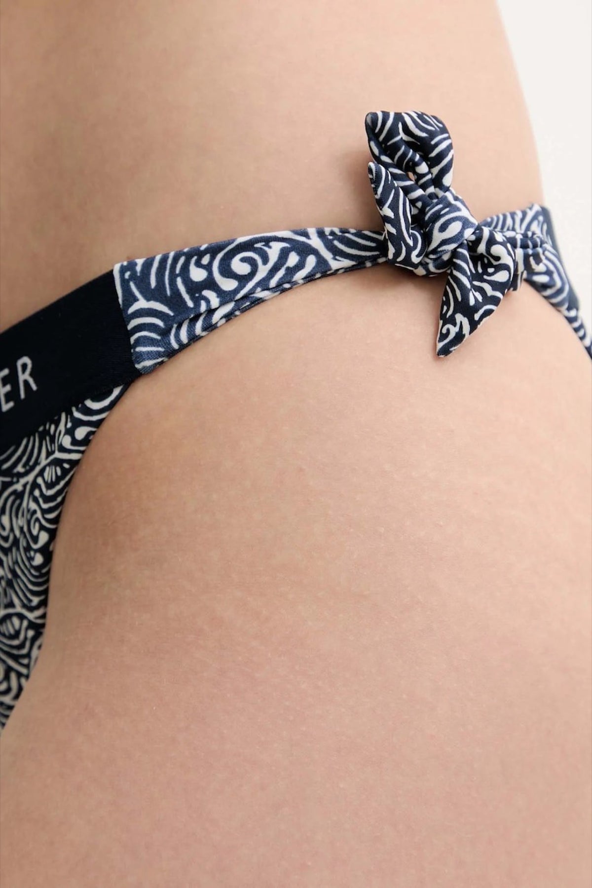 Tommy Hilfiger teget plavi ženski kupaći donji dio s logo trakom i uzorkom