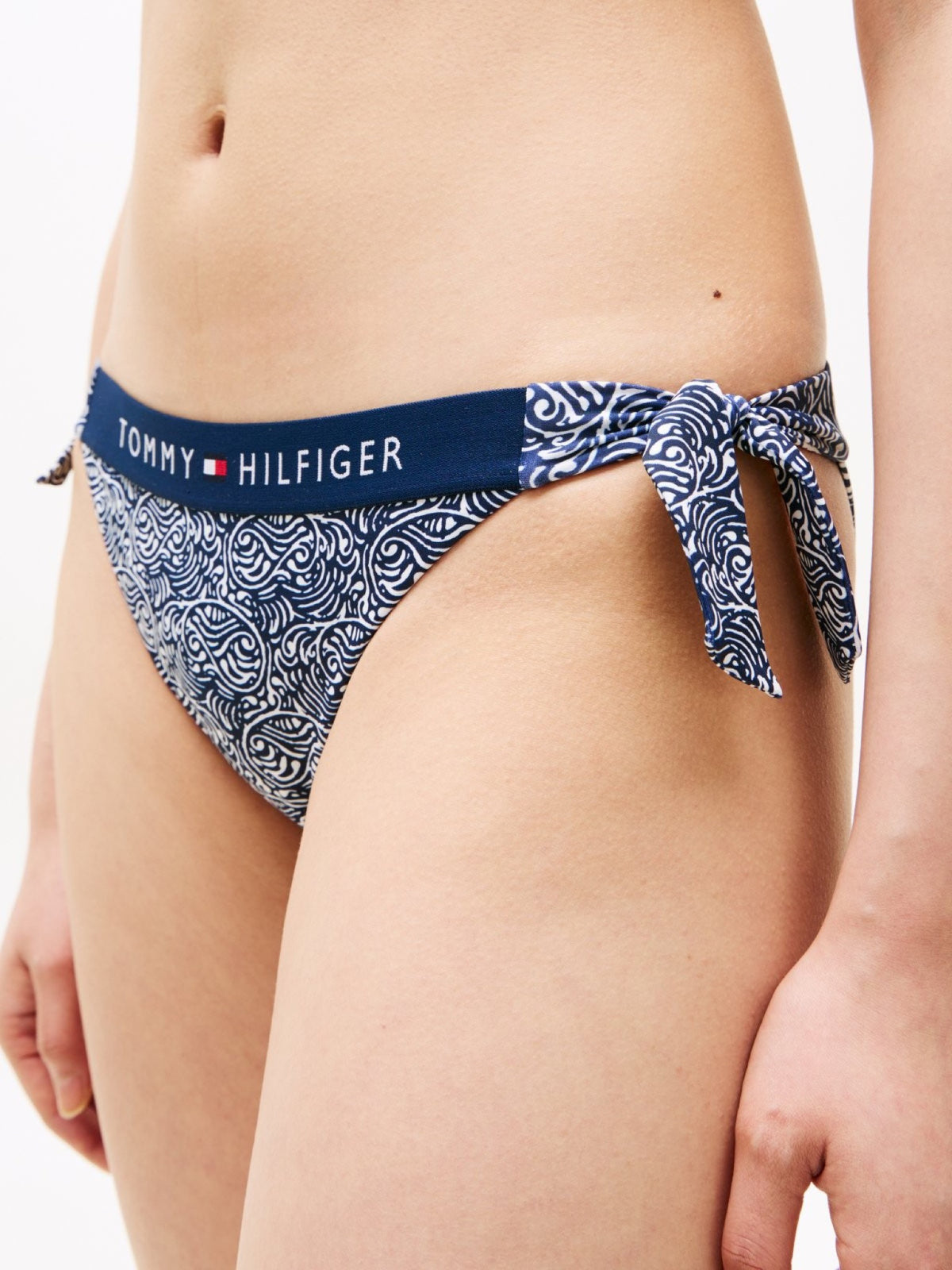 Tommy Hilfiger teget plavi ženski kupaći donji dio s logo trakom i uzorkom