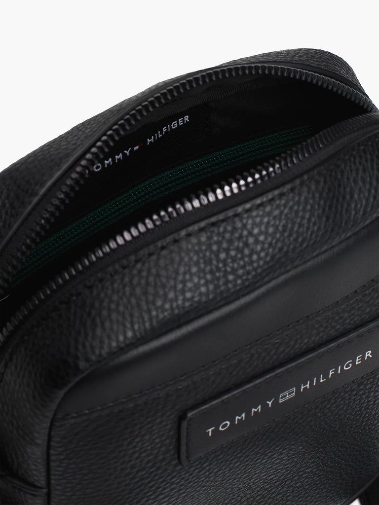 Tommy Hilfiger crna muška torba s teksturiranom površinom-[SKU]