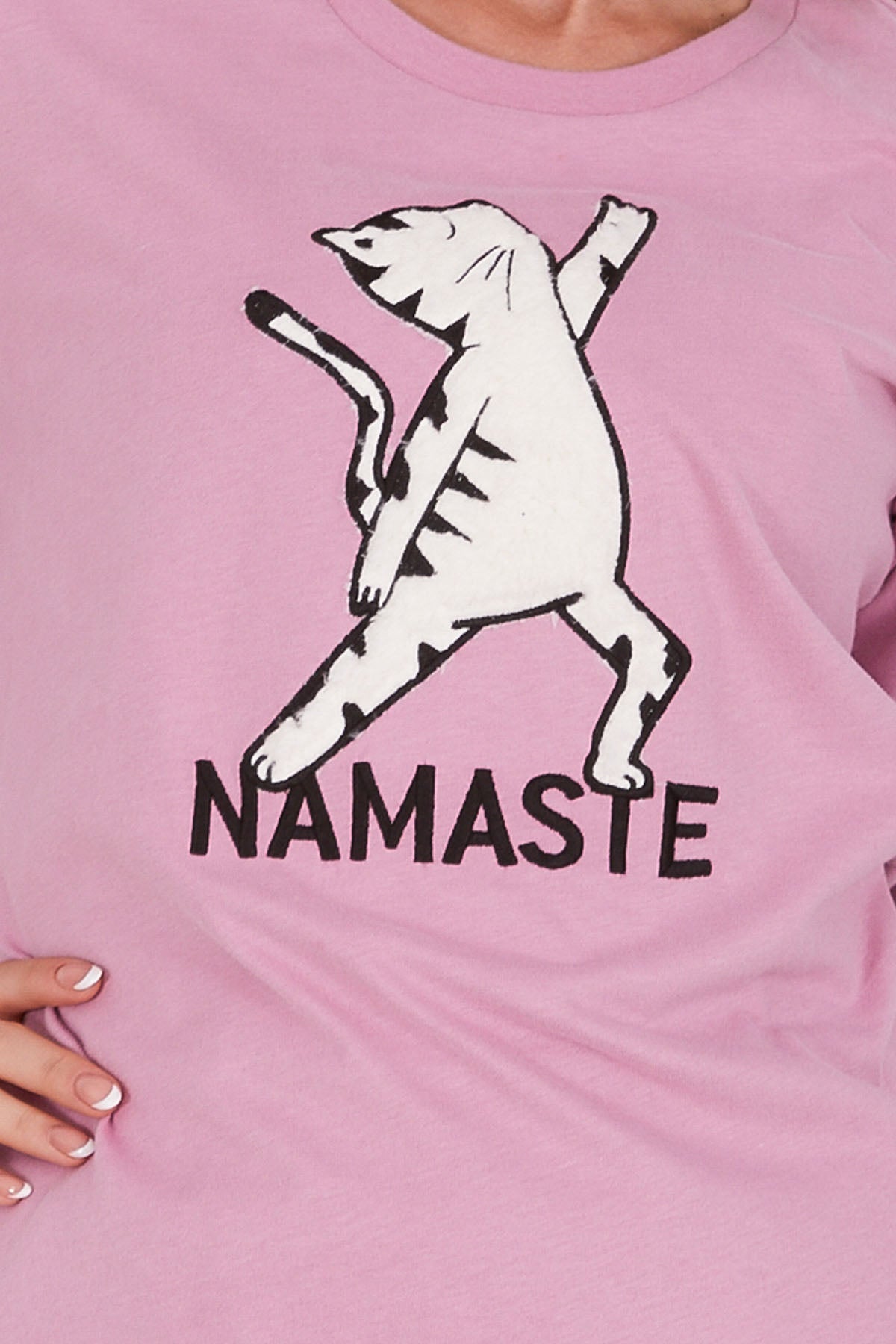 Arnetta ljubičasta ženska pidžama s natpisom "NAMASTE"
