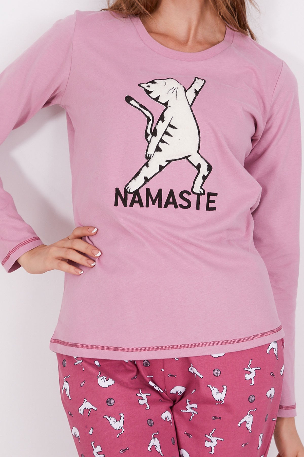 Arnetta ljubičasta ženska pidžama s natpisom "NAMASTE"