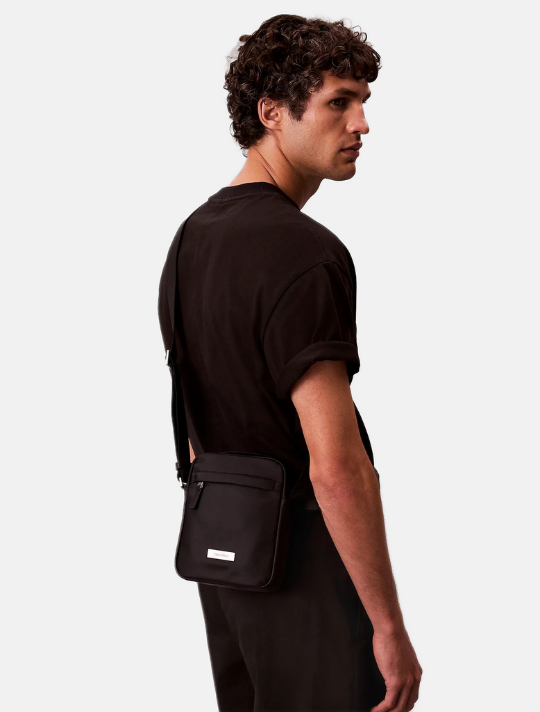 Calvin Klein crna muška torba sa odvojenim džepom-[SKU]