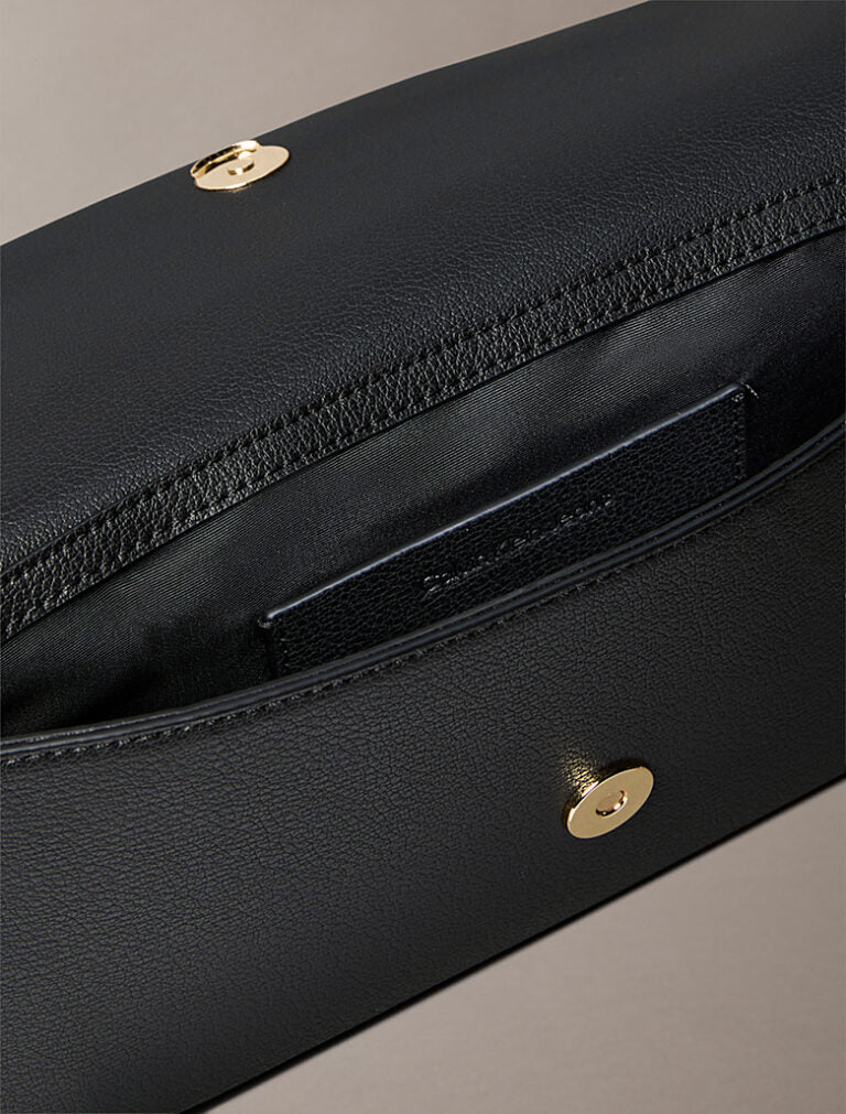 Calvin Klein crna elegantna ženska torba sa diskretnim logom-[SKU]