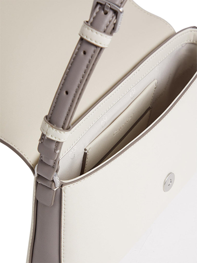 Calvin Klein bež ženska torba s lančanim remenom-[SKU]