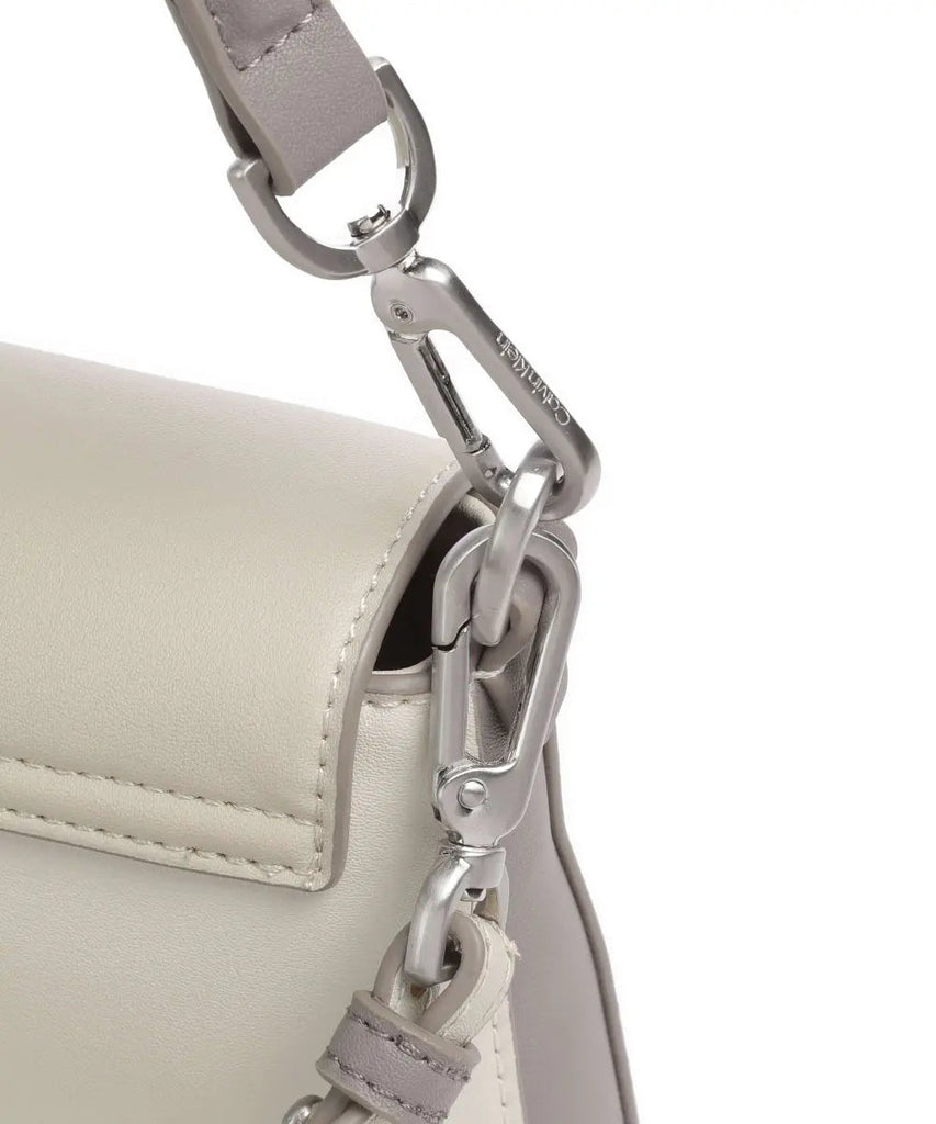 Calvin Klein bež ženska torba s lančanim remenom-[SKU]
