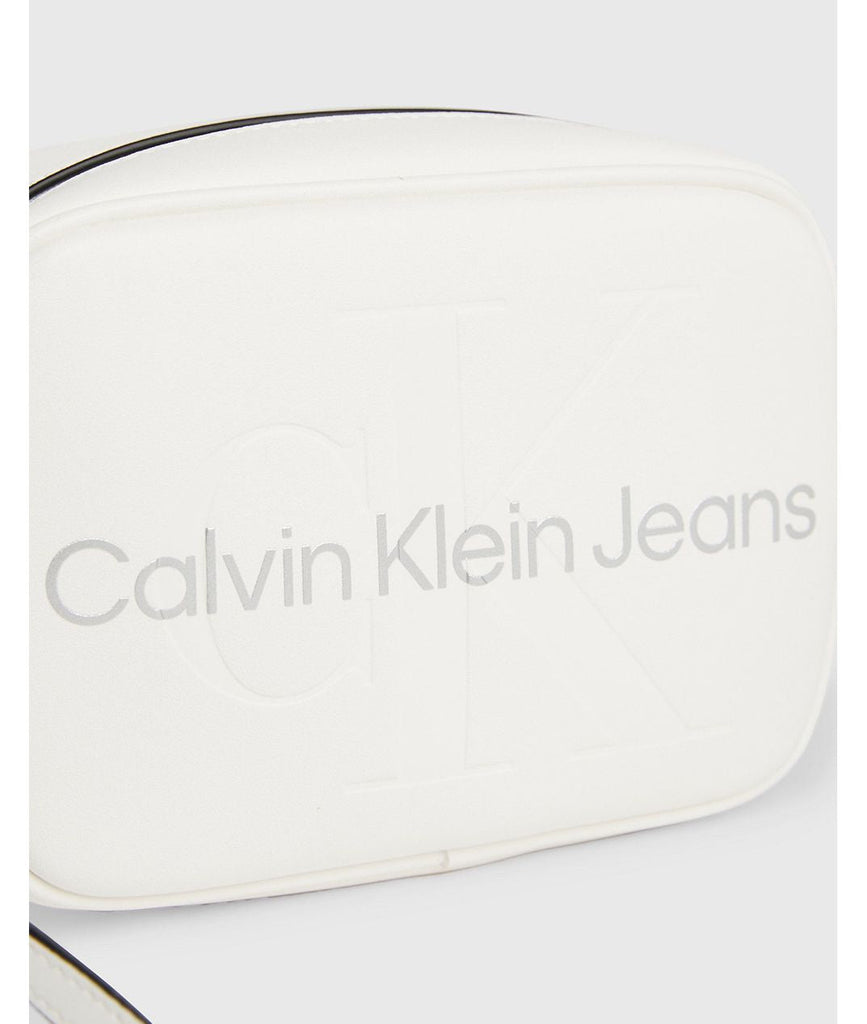 Calvin Klein bijela ženska torba sa teksturnim detaljima-[SKU]