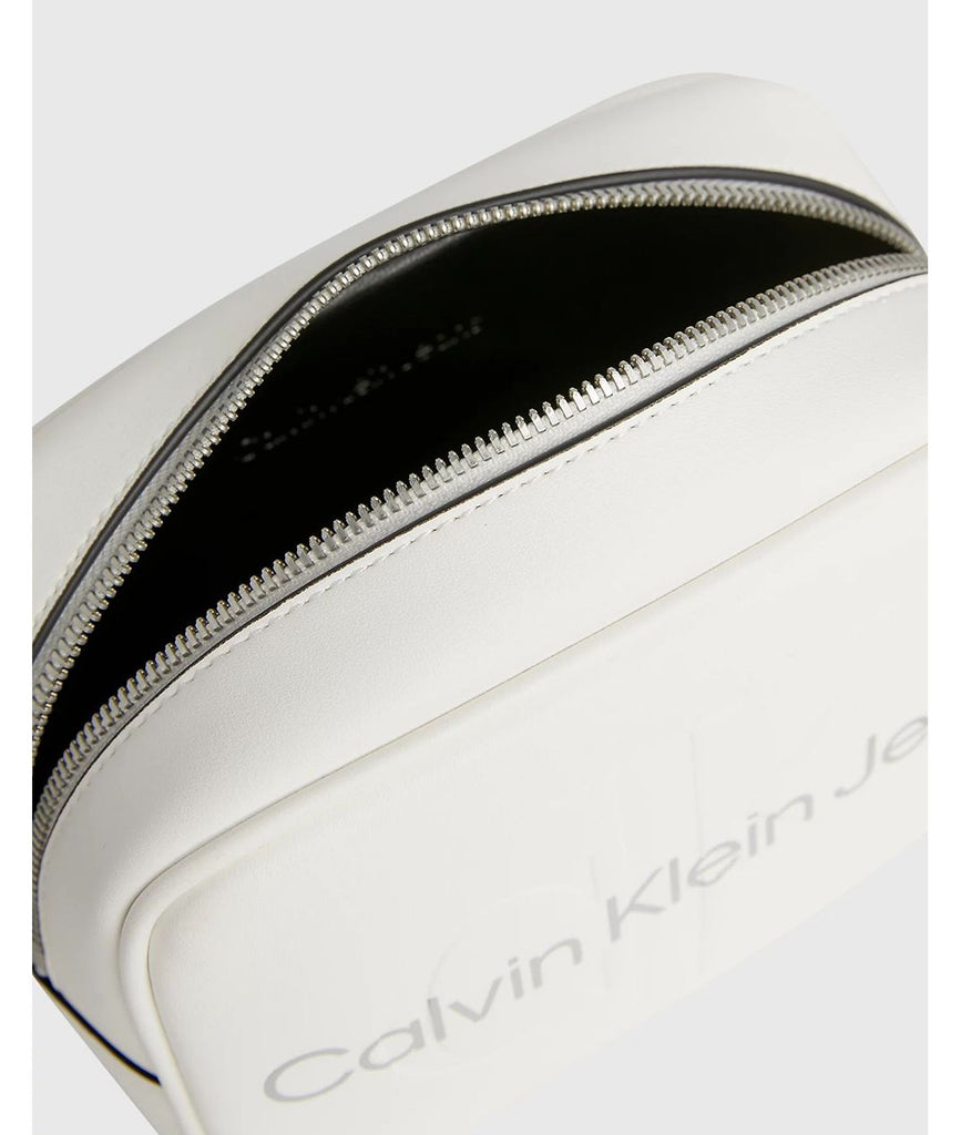 Calvin Klein bijela ženska torba sa teksturnim detaljima-[SKU]