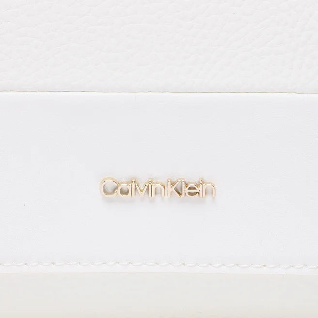 Calvin Klein bijela ženska torba (K60K610437-YAF) 3