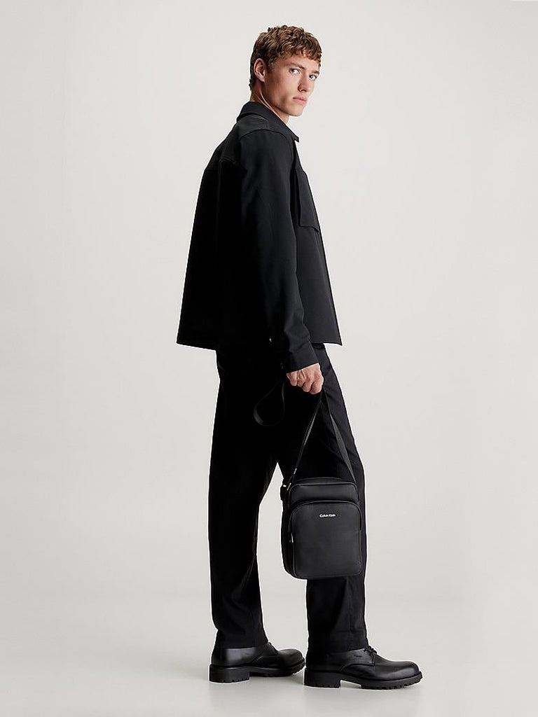 Calvin Klein crna muška torba s podesivom naramenicom