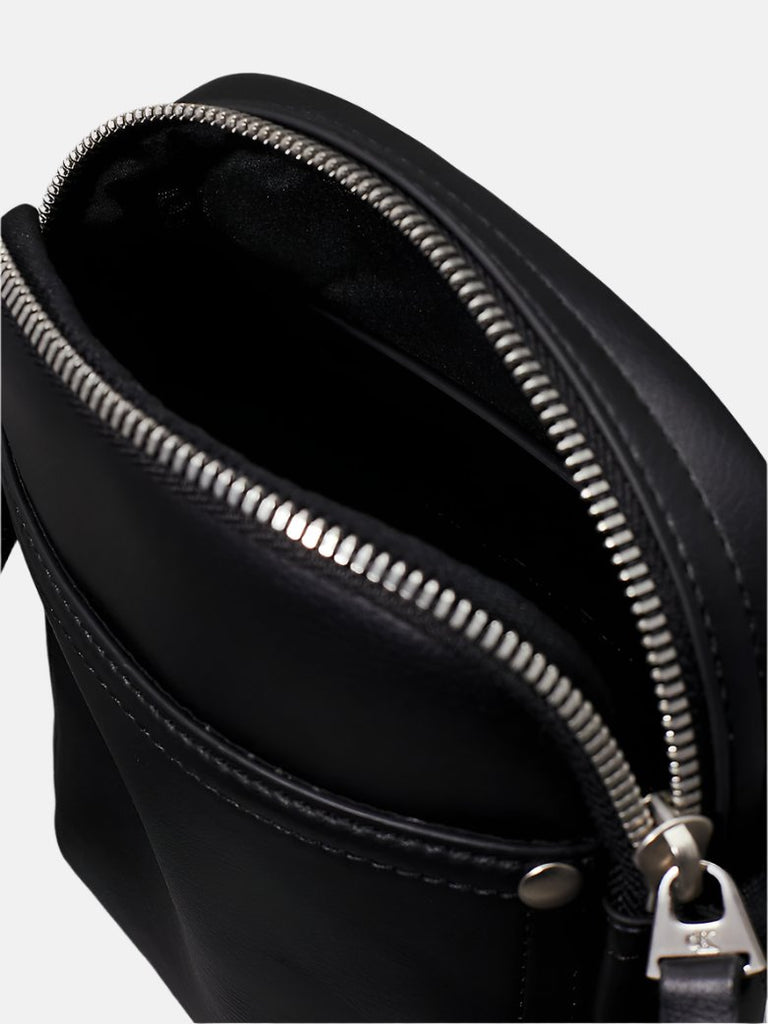Calvin Klein crna muška torba s podesivom naramenicom-[SKU]