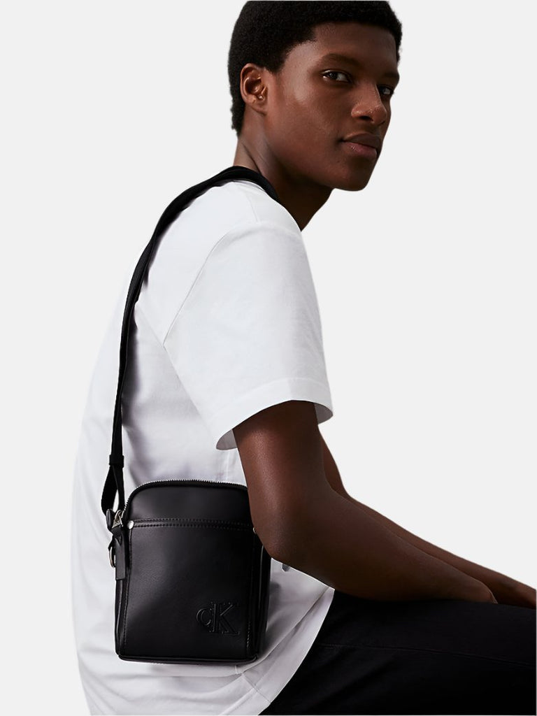 Calvin Klein crna muška torba s podesivom naramenicom-[SKU]