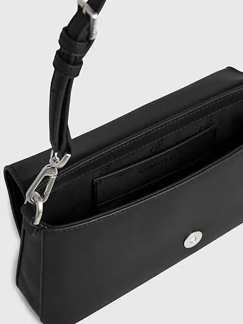 Calvin Klein crna ženska torba s lančanim remenom-[SKU]