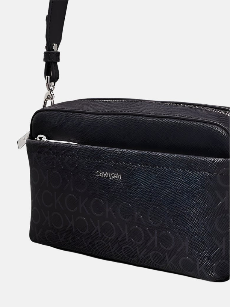 Calvin Klein crna ženska torba s podesivom naramenicom-[SKU]