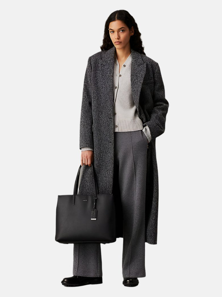Calvin Klein crna ženska torba sa elegantnim remenom-[SKU]