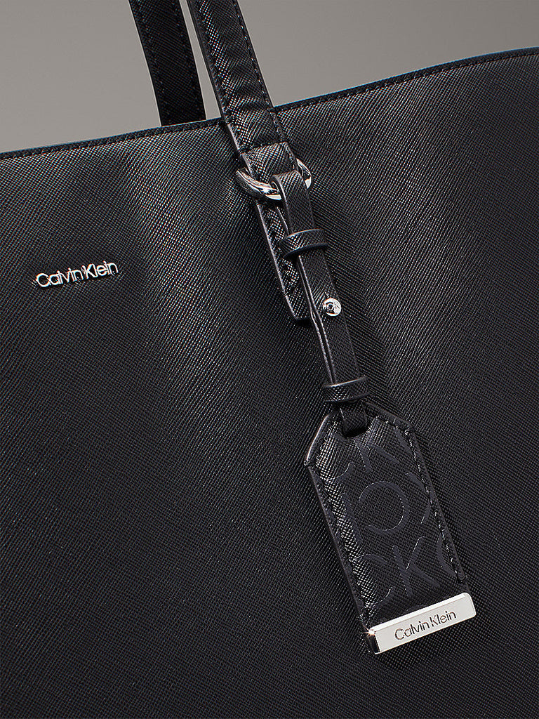 Calvin Klein crna ženska torba sa elegantnim remenom-[SKU]