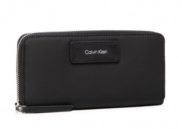 Calvin Klein crni ženski novčanik (K60K609128-BAX) 1
