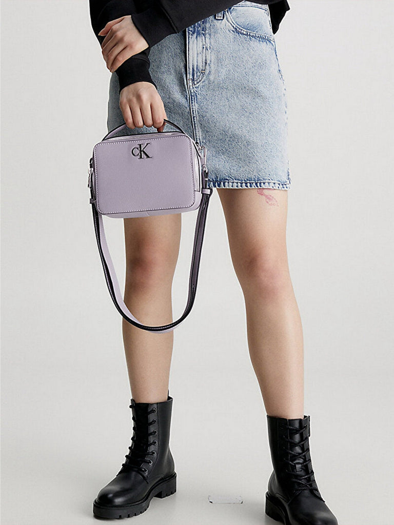 Calvin Klein ljubičasta ženska torba s remenom