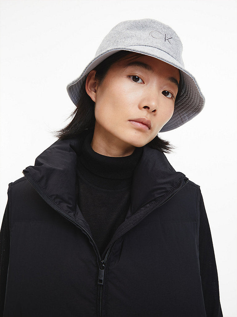 Calvin Klein siva ženska kapa (K60K609964-PAA) 1