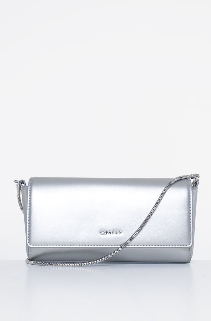 Calvin Klein siva ženska torba sa sjajnim finišem-[SKU]