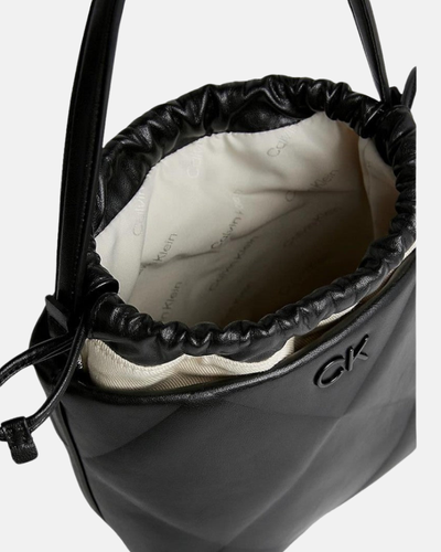 Calvin Klein crna ženska torba s podesivom naramenicom-[SKU]