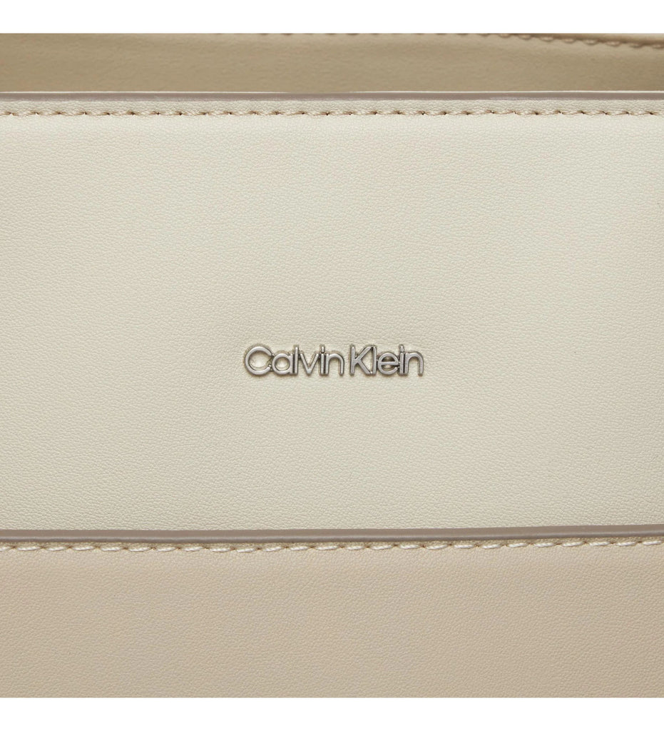 Calvin Klein bež ženska torba sa strukturnim detaljima-[SKU]