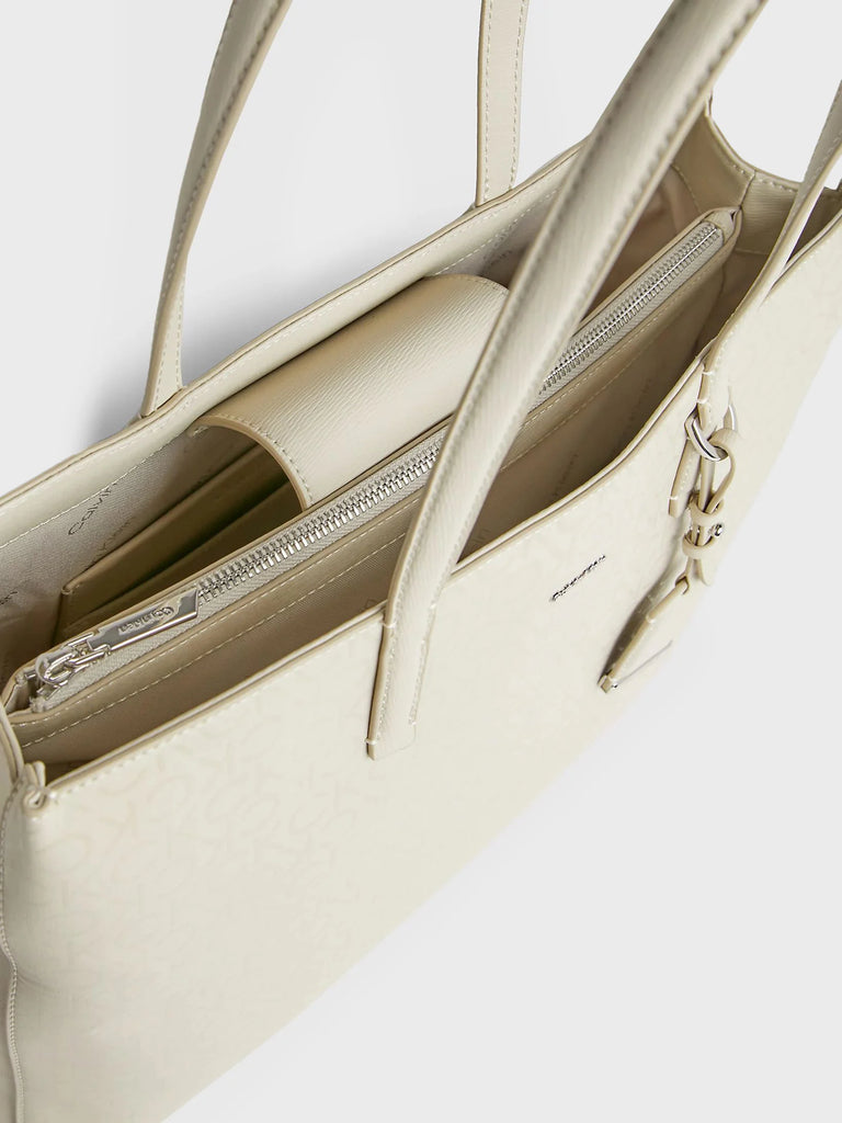 Calvin Klein bijela ženska torba s teksturnim uzorkom