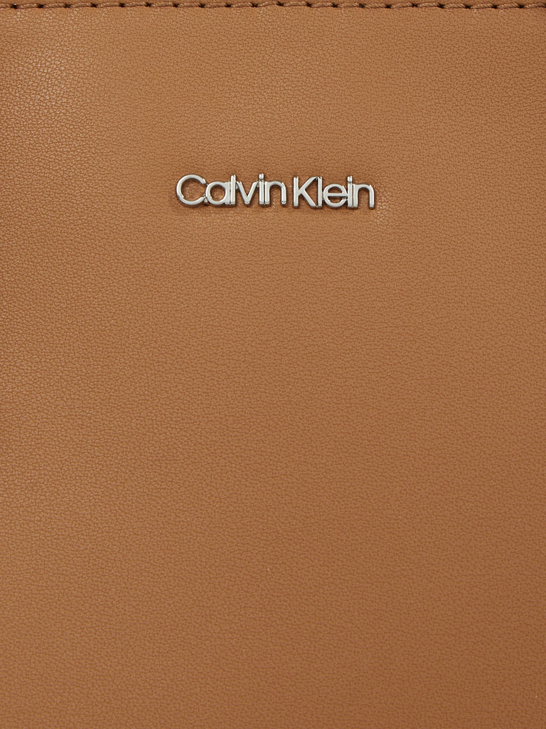 Calvin Klein smeđa ženska torba s podesivim remenom-[SKU]