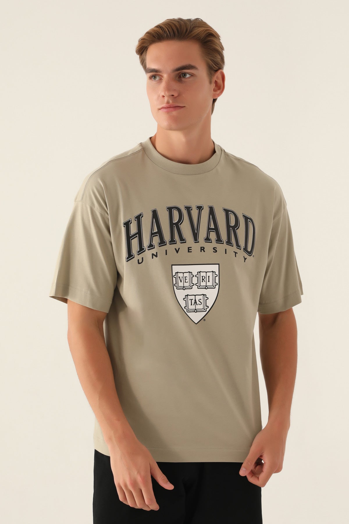 Harvard bež muška majica sa velikim natpisom
