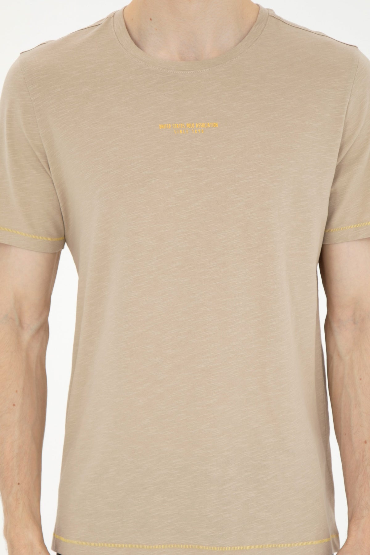 U.S. Polo Assn. svijetla khaki muška majica s okruglim izrezom i malim natpisom