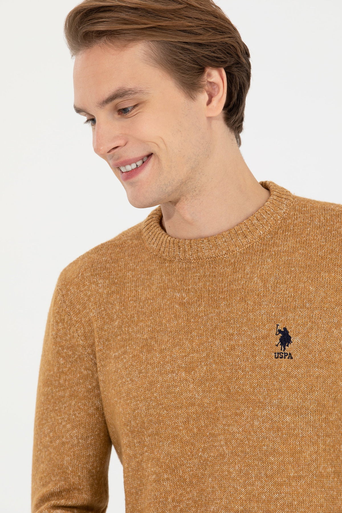 U.S. Polo Assn. svijetlosmeđi muški džemper s okruglim izrezom i vezom logotipa