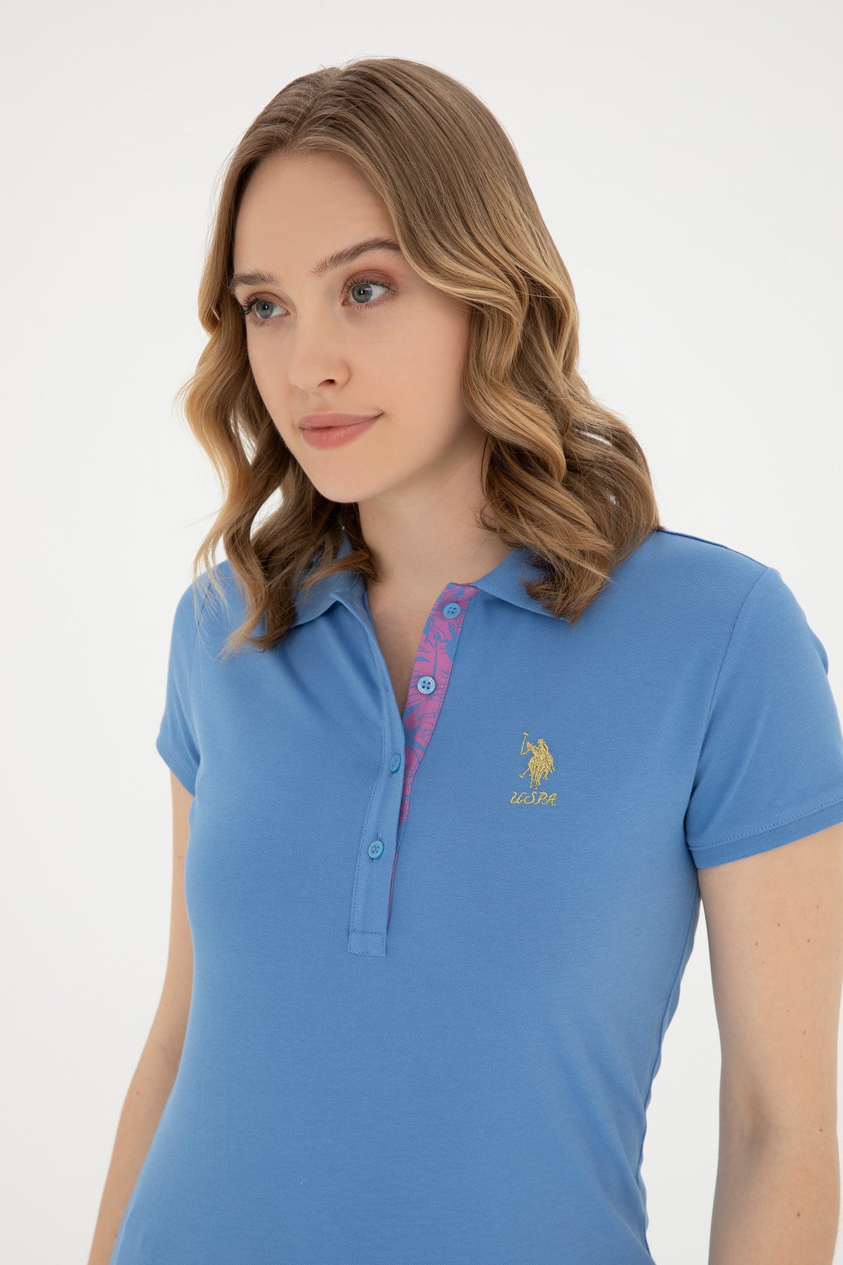 U.S. Polo Assn. plava ženska polo majica sa zlatnim logom i ružičastom kopčom