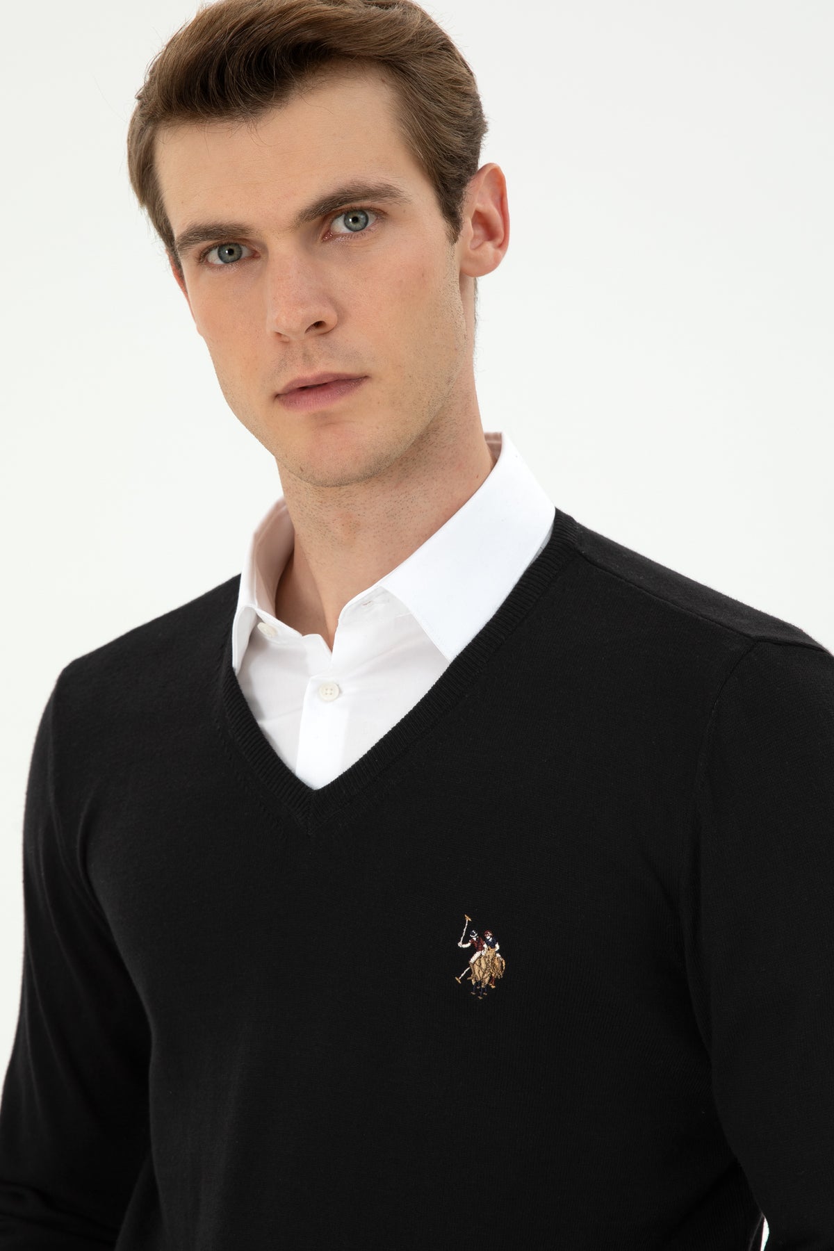 U.S. Polo Assn. crni muški džemper s V-izrezom