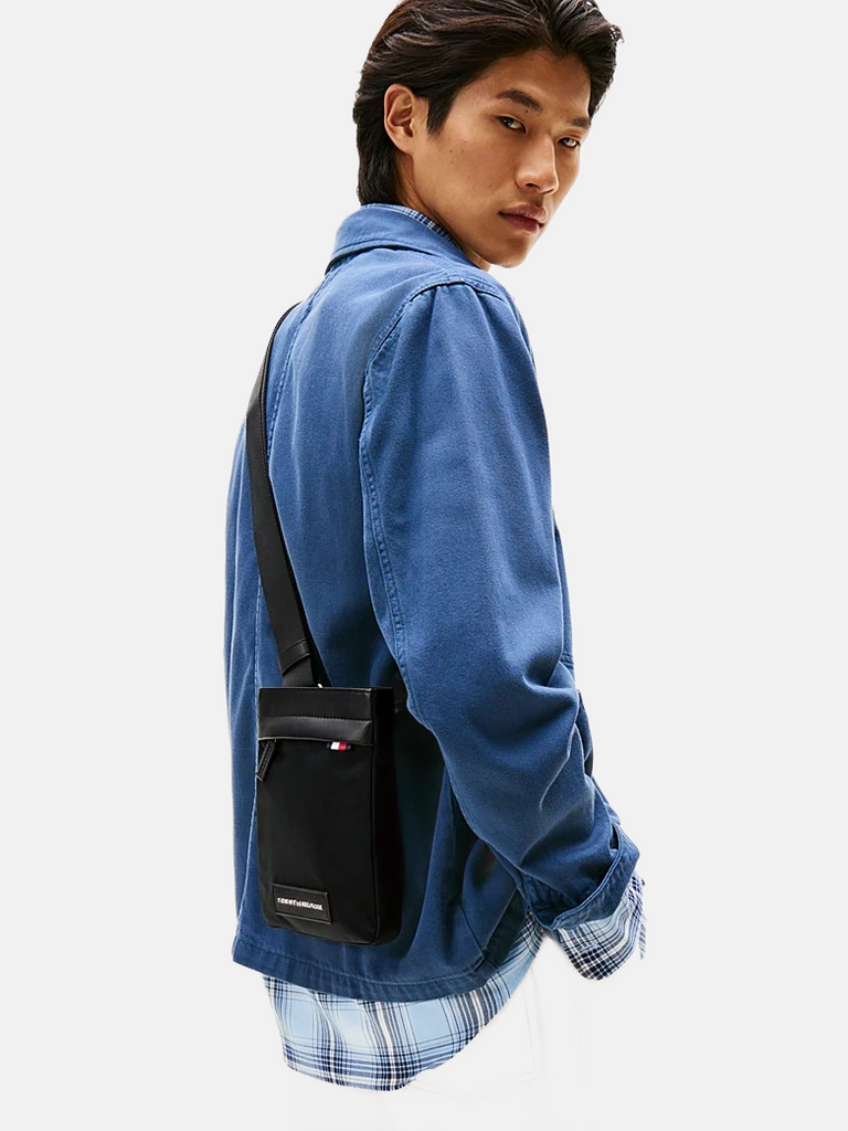 Tommy Hilfiger crna muška torba sa diskretnim detaljima-[SKU]