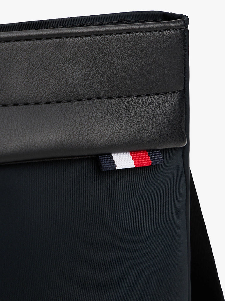 Tommy Hilfiger crna muška torba sa diskretnim detaljima-[SKU]