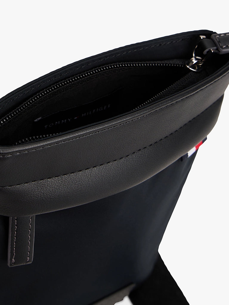 Tommy Hilfiger crna muška torba sa diskretnim detaljima-[SKU]