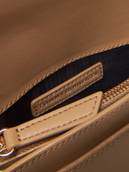 Tommy Hilfiger smeđa ženska torba s polukružnim dizajnom-[SKU]