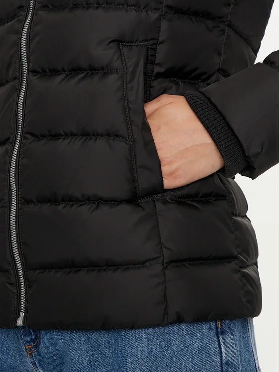 Tommy Hilfiger crna ženska jakna s krznenom kapuljačom-[SKU]