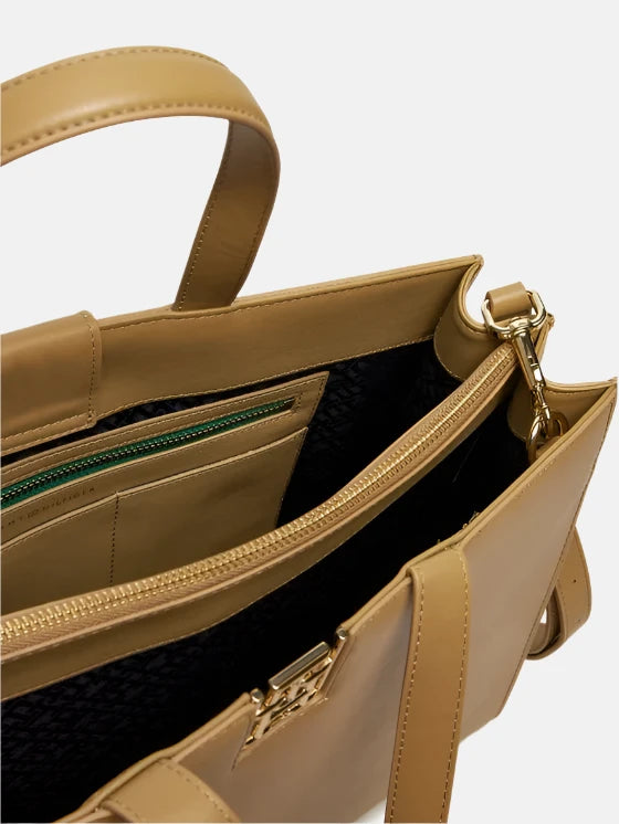 Tommy Hilfiger smeđa ženska torba s elegantnim remenom-[SKU]
