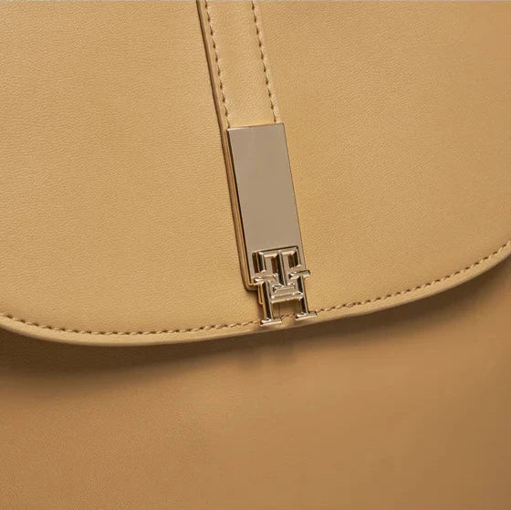 Tommy Hilfiger smeđi ženski ruksak s elegantnim zatvaračem-[SKU]