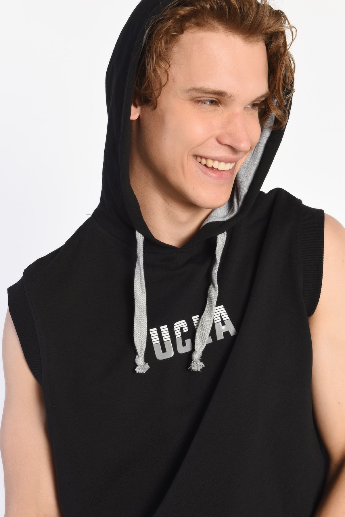 UCLA crna muška trenerka bez rukava s kapuljačom i sivim vezicama