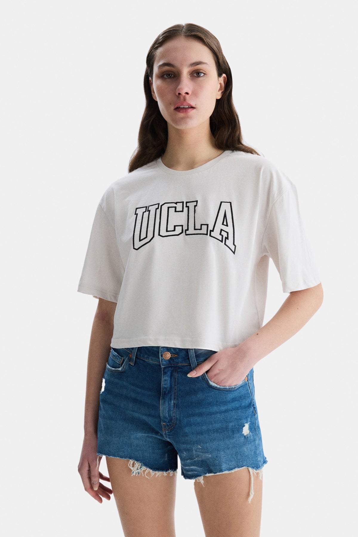 UCLA bijela ženska kratka majica kratkih rukava s crnim konturnim UCLA printom