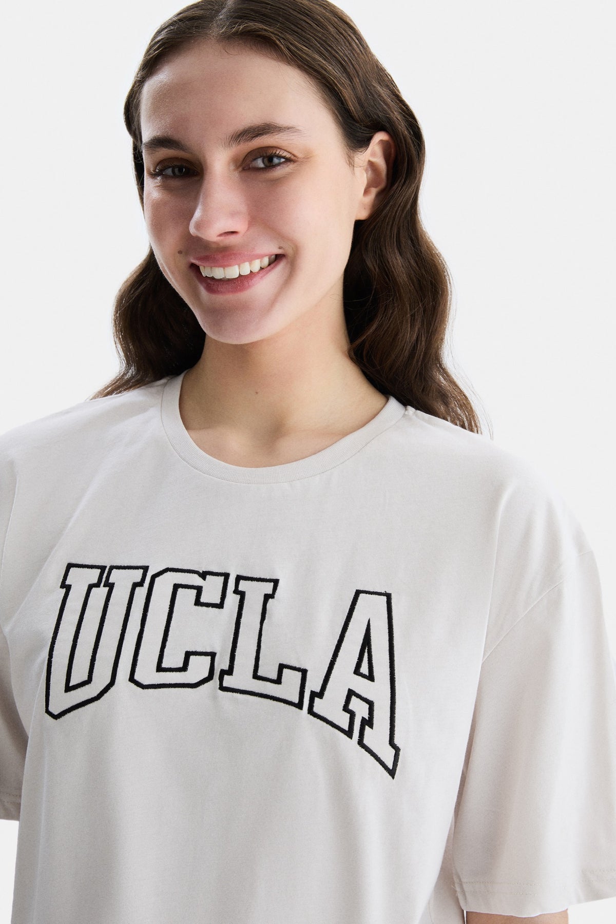 UCLA bijela ženska kratka majica kratkih rukava s crnim konturnim UCLA printom
