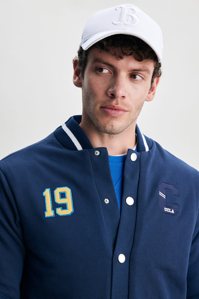 UCLA plava muška jakna sa brojem 19 i prugama