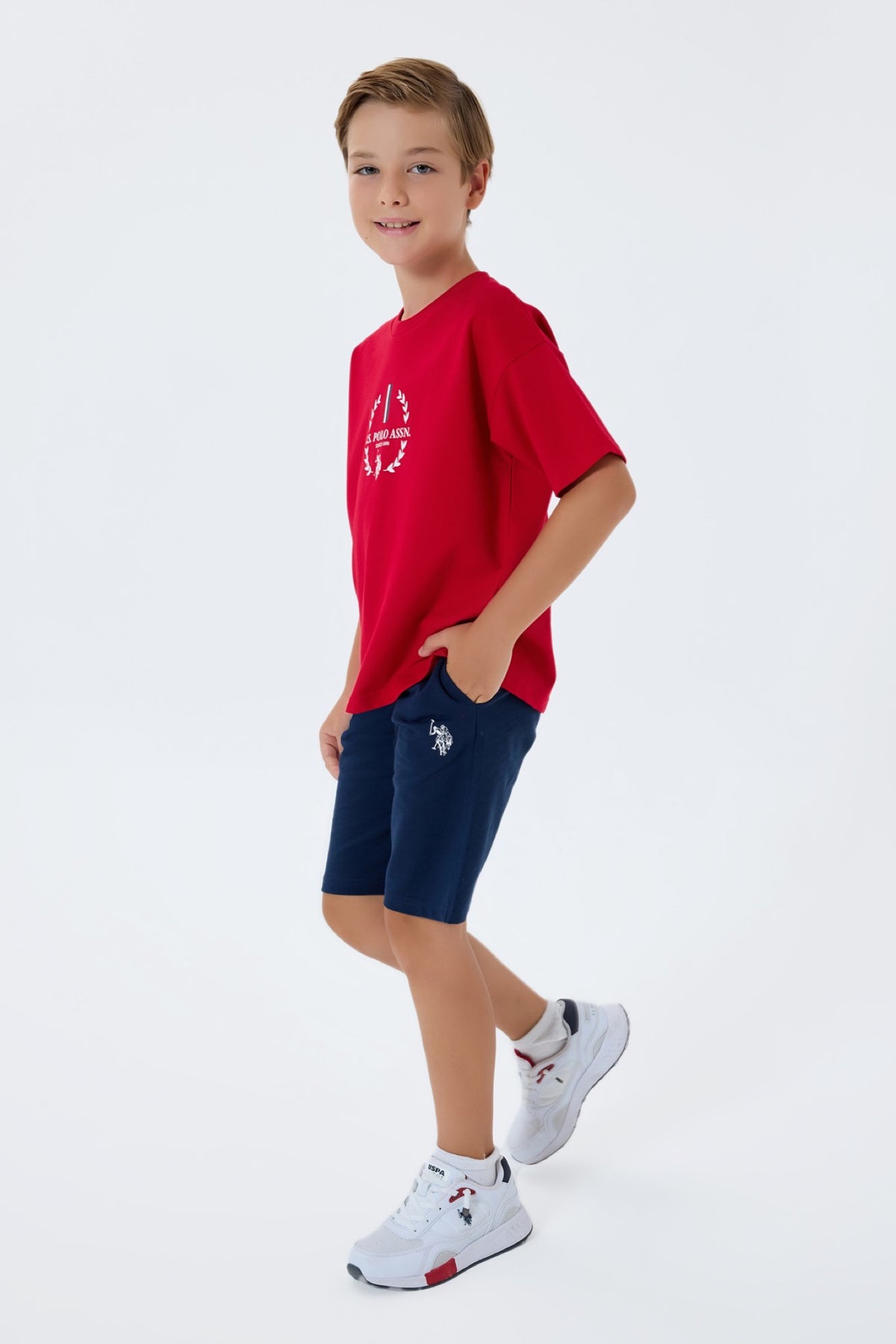 U.S. Polo Assn. crveni komplet majice s printom lovorovog vijenca i teget šorca za dječake