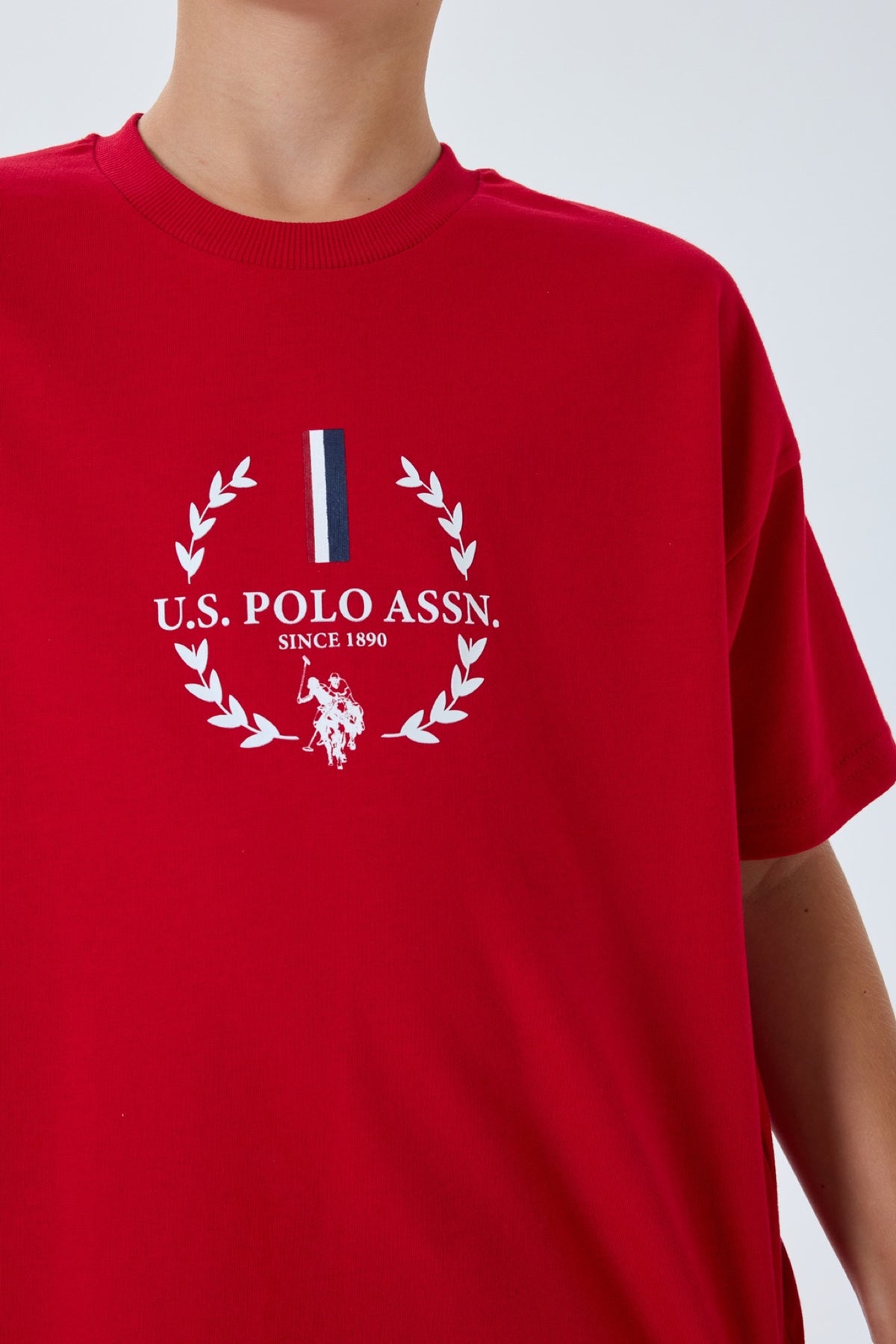 U.S. Polo Assn. crveni komplet majice s printom lovorovog vijenca i teget šorca za dječake