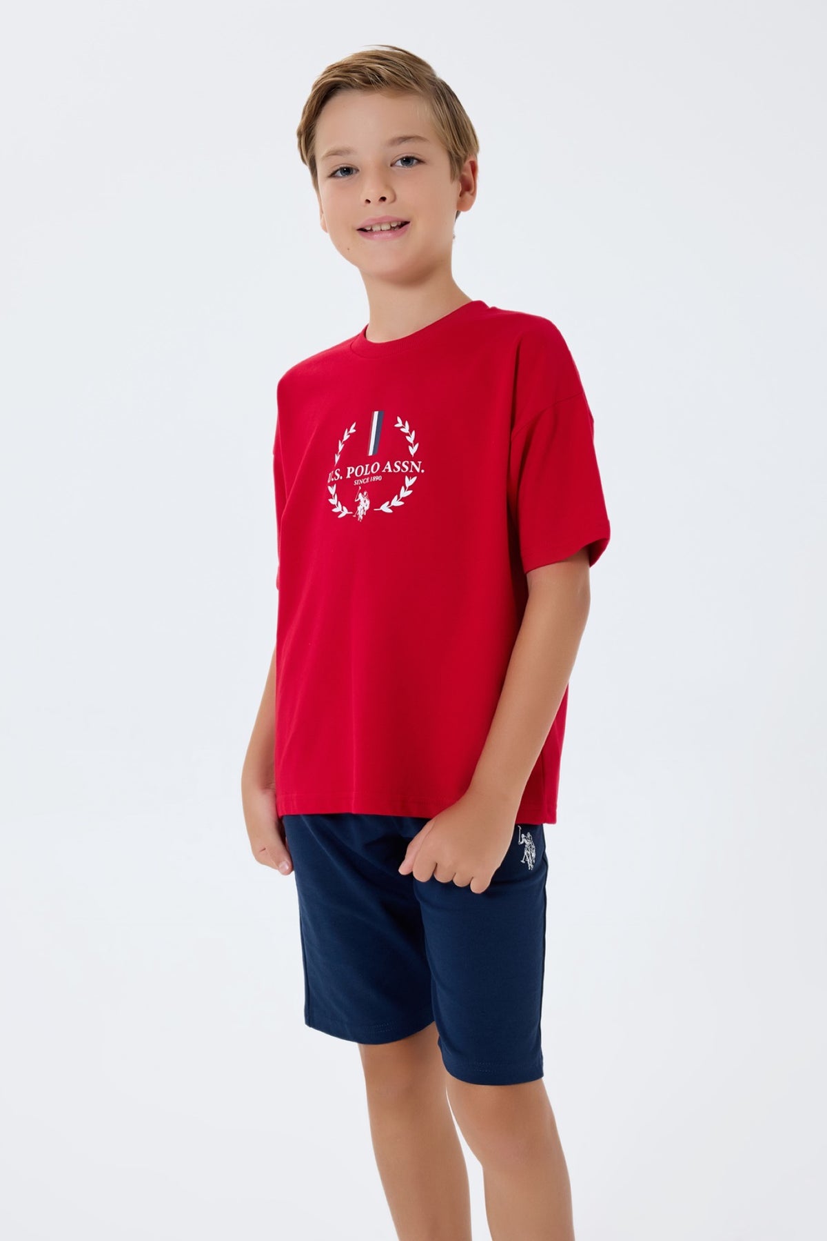 U.S. Polo Assn. crveni komplet majice s printom lovorovog vijenca i teget šorca za dječake