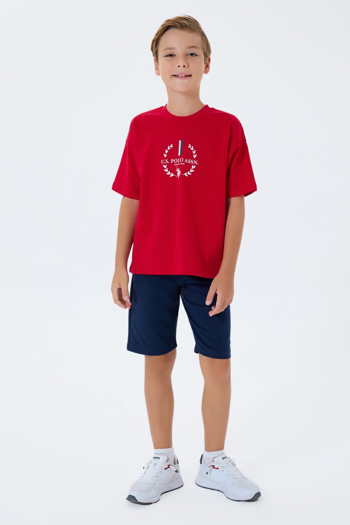 U.S. Polo Assn. crveni komplet majice s printom lovorovog vijenca i teget šorca za dječake