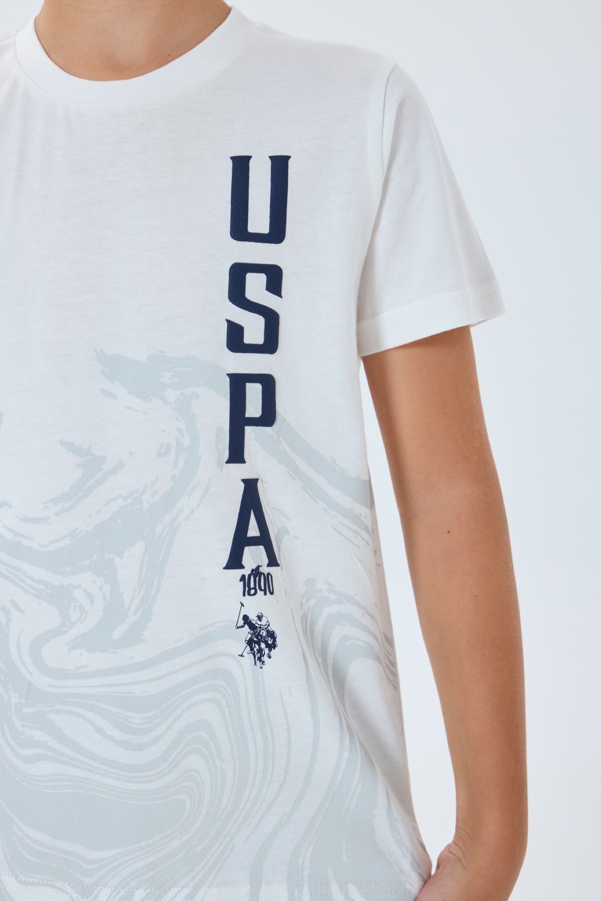 U.S. Polo Assn. bijeli komplet majice s okomitim USPA printom i teget šorca za dječake