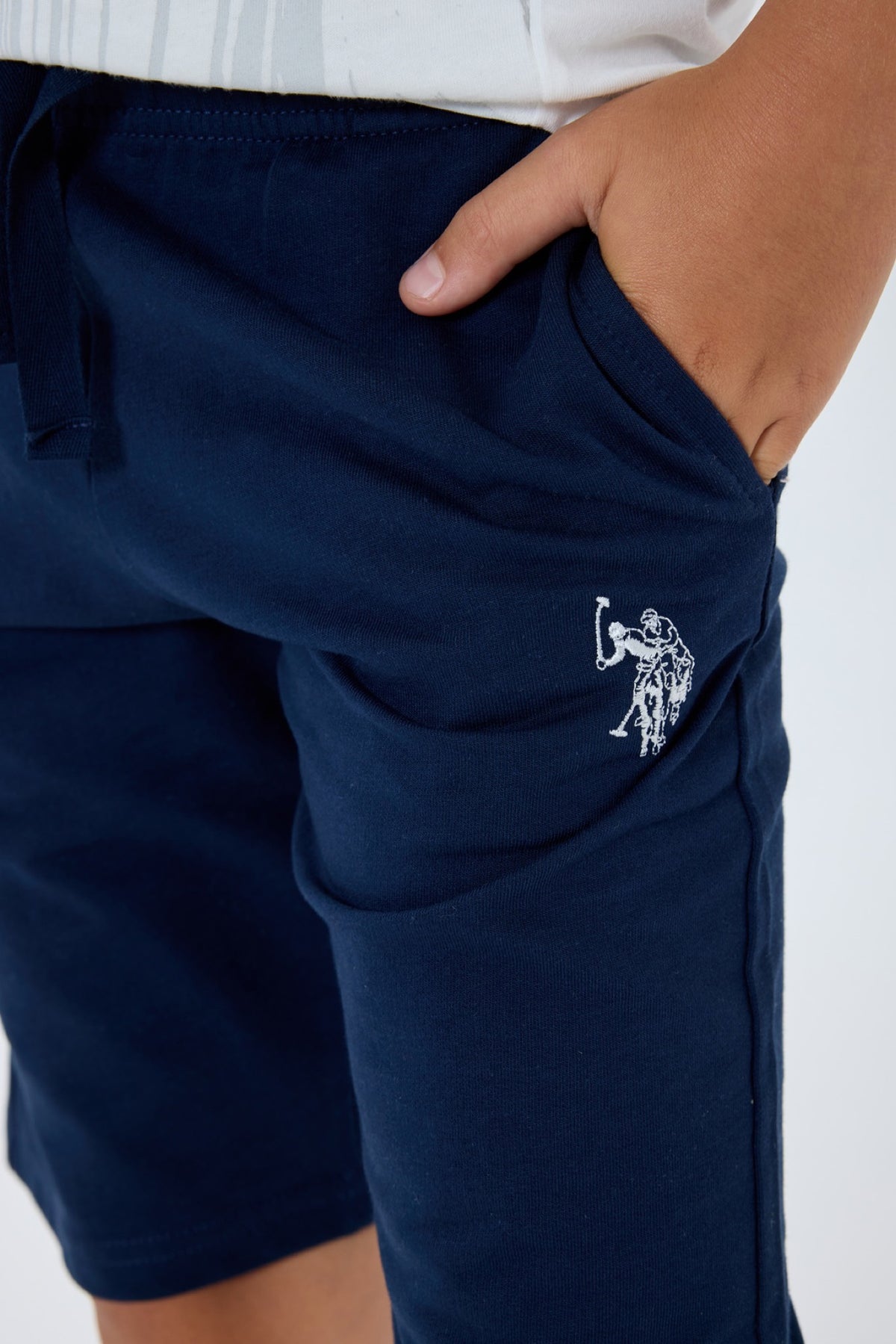 U.S. Polo Assn. bijeli komplet majice s okomitim USPA printom i teget šorca za dječake